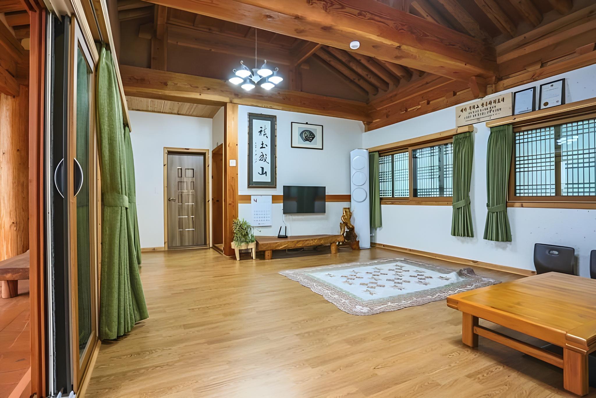 순천 사계절해오름한옥 펜션 (Suncheon Sagyejeol Haeoreum Hanok Pension)