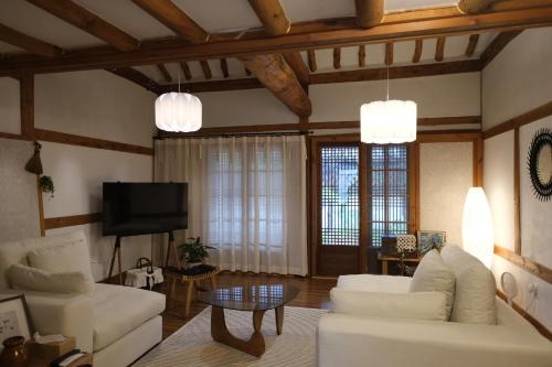 코지 러블리 한옥 스테이 (Cozy lovely hanok stay)