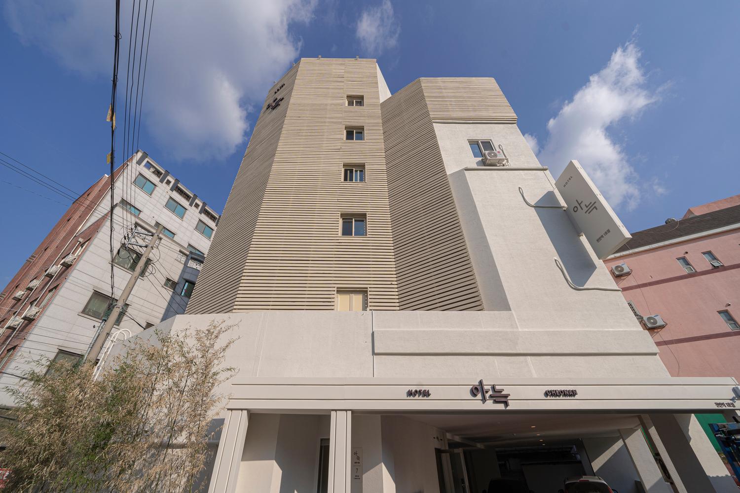 더휴식 아늑호텔 천안역 1호점 (The Hyoosik Aank Hotel Cheonan Station 1st Branch)