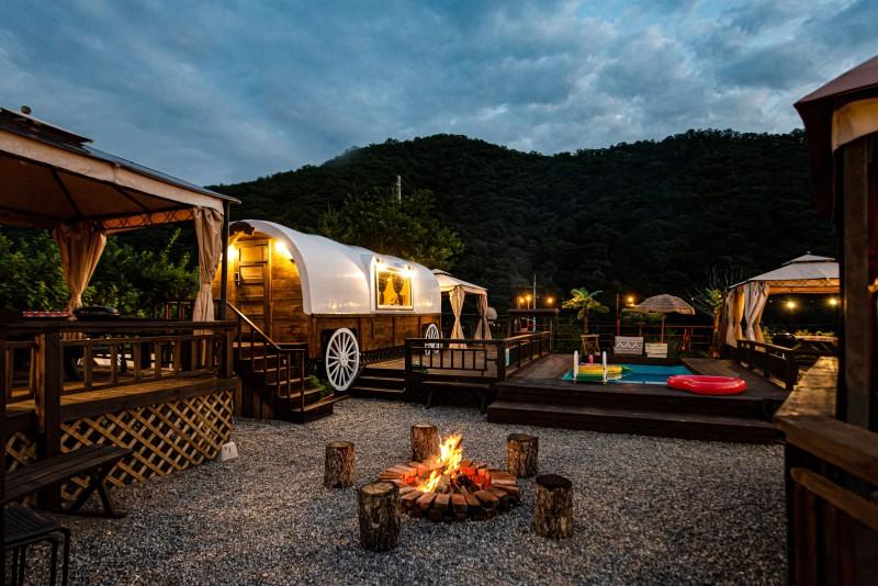 홍천 리버카라반글램핑펜션 (비발디파크 인근) (Hongcheon River Caravan Glamping Pension (near Vivaldi Park))