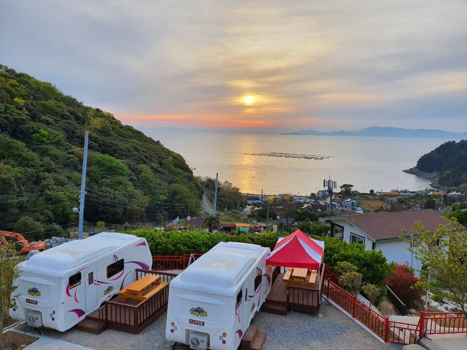 관광농원카라반캠핑장 (Tourist Farm Caravan Camping Site)