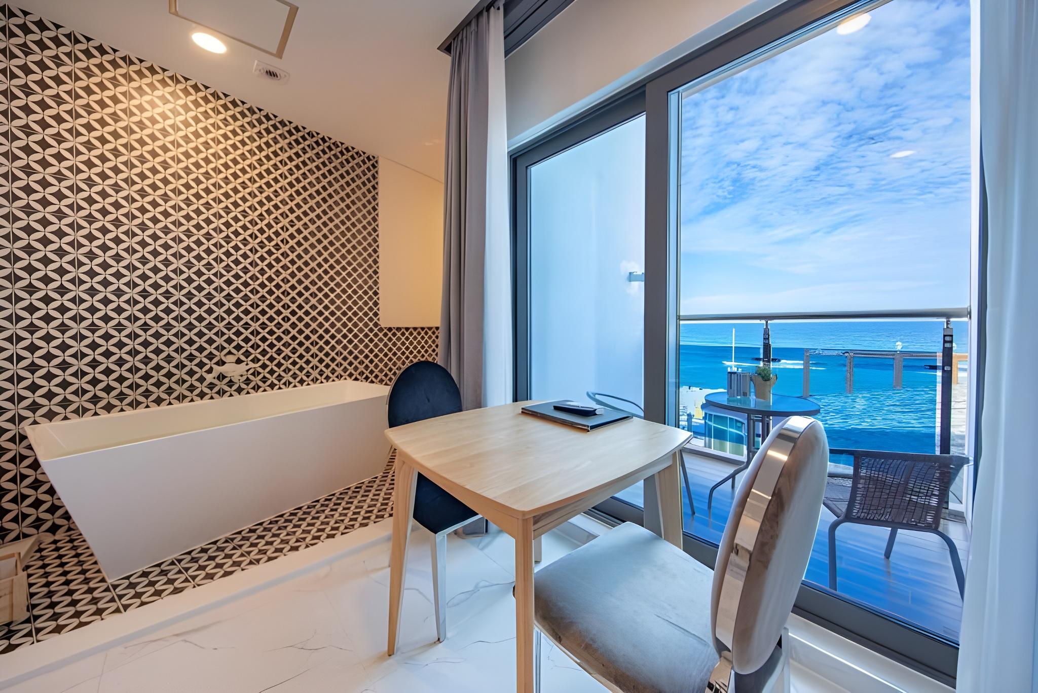 강릉 위펜션(안목 커피거리) (Gangneung We Pension (Anmok Coffee Street))