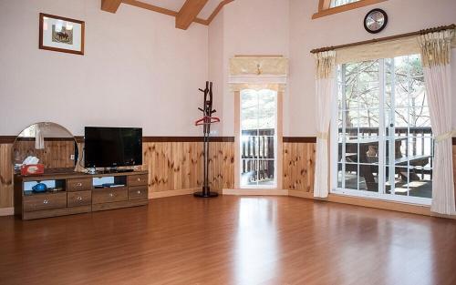 괴산 작은새재 펜션 (Goesan Jakeun Saejae Pension)