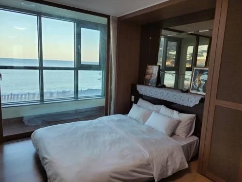 Ocean & sunrise View-10 seconds of beach walk - Three bedrooms