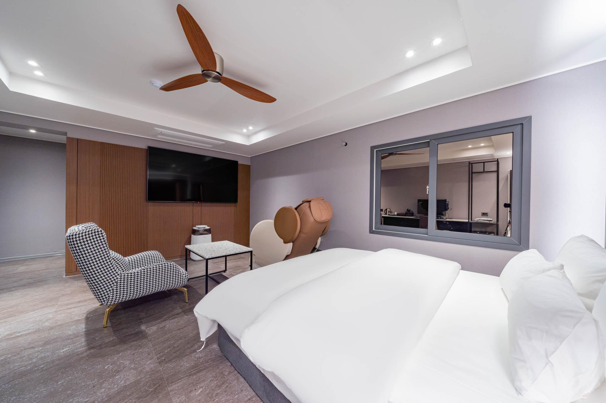 더 월 호텔 (The Wall Hotel)