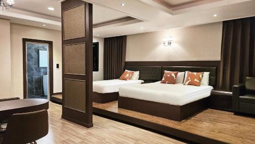 전주 풍남 가족호텔 (구 풍남관광호텔) (Jeonju Pungnam Family Hotel (Former name Pungnam Tourist Hotel))