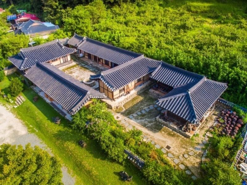 충주 야생화와고택나들이펜션 (Chungju. Real flowers and Taeknadeuli Pension)