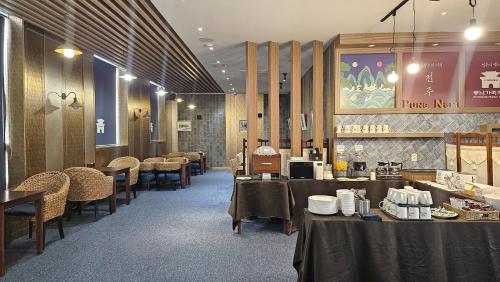 전주 풍남 가족호텔 (구 풍남관광호텔) (Jeonju Pungnam Family Hotel (Former name Pungnam Tourist Hotel))