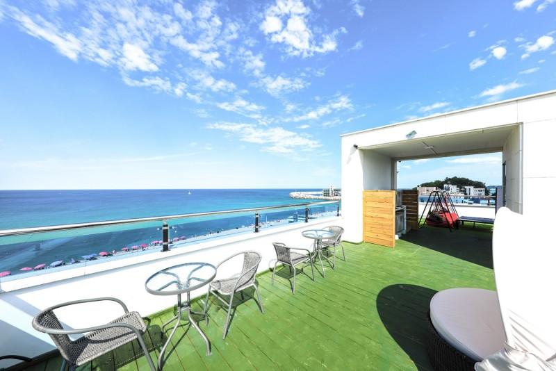 강릉 위펜션(안목 커피거리) (Gangneung We Pension (Anmok Coffee Street))