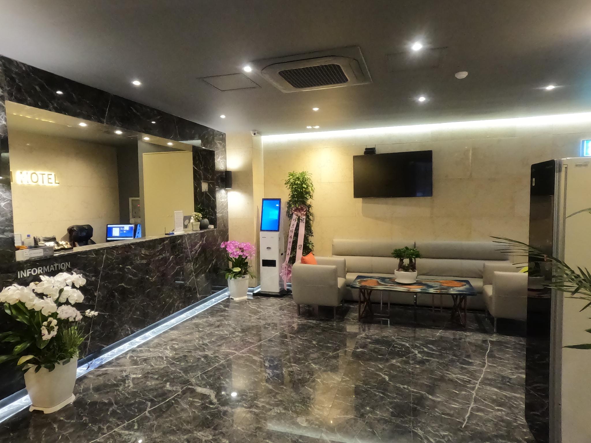 밀레니엄 호텔 (Hotel Millennium)