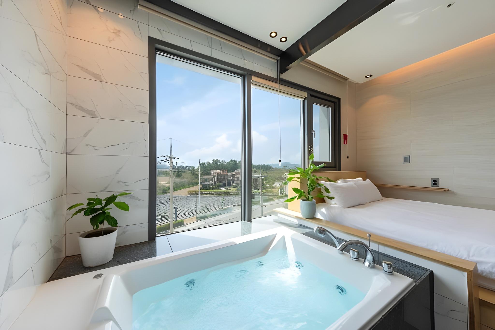 테레인 바이 더블류 펜션 (Gangneung Terrain by W Pension)