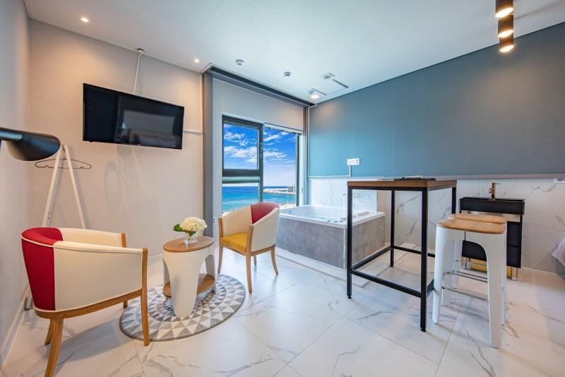 강릉 위펜션(안목 커피거리) (Gangneung We Pension (Anmok Coffee Street))