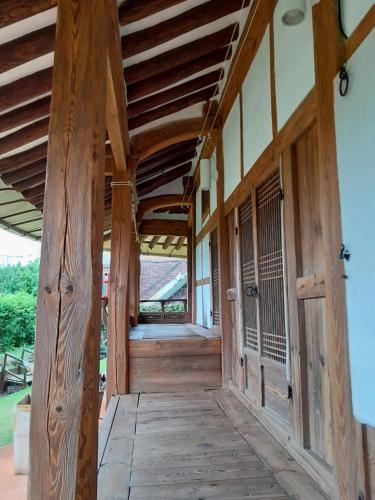 큰기와집 (Big Blue House)