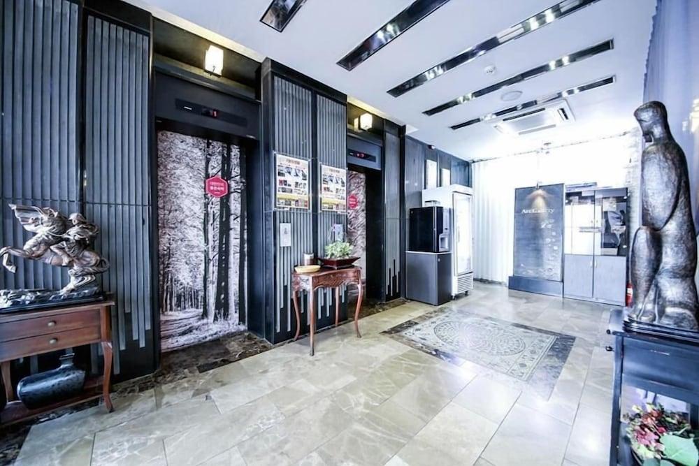 호텔 피카소 (Hotel Picasso)