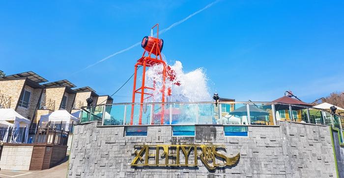 Zephyrus Heated Pool Private Pension
