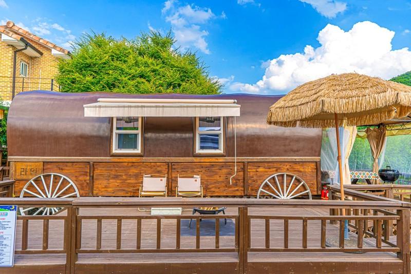 홍천 리버카라반글램핑펜션 (비발디파크 인근) (Hongcheon River Caravan Glamping Pension (near Vivaldi Park))