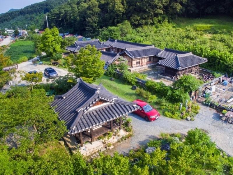 충주 야생화와고택나들이펜션 (Chungju. Real flowers and Taeknadeuli Pension)