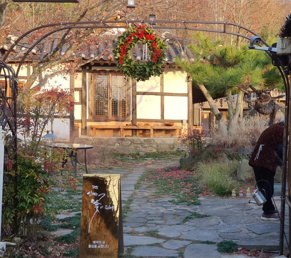 고택 산에는 꽃이피네 (Gotaeg Flowers are blooming on the mountain)