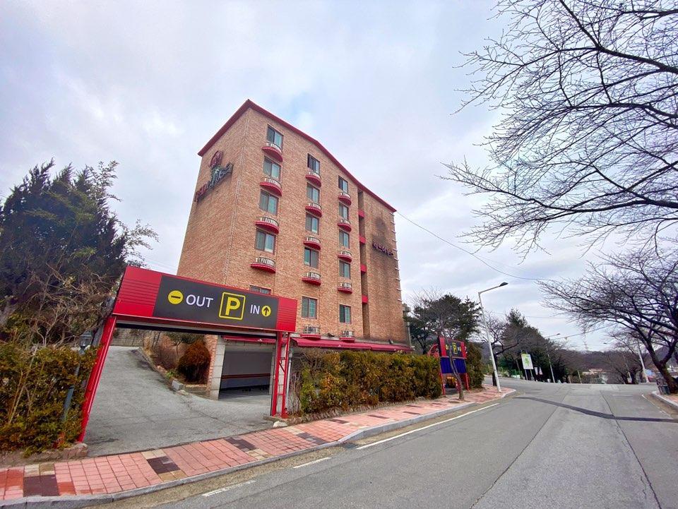 아산 레드 하우스 (Asan Red House)