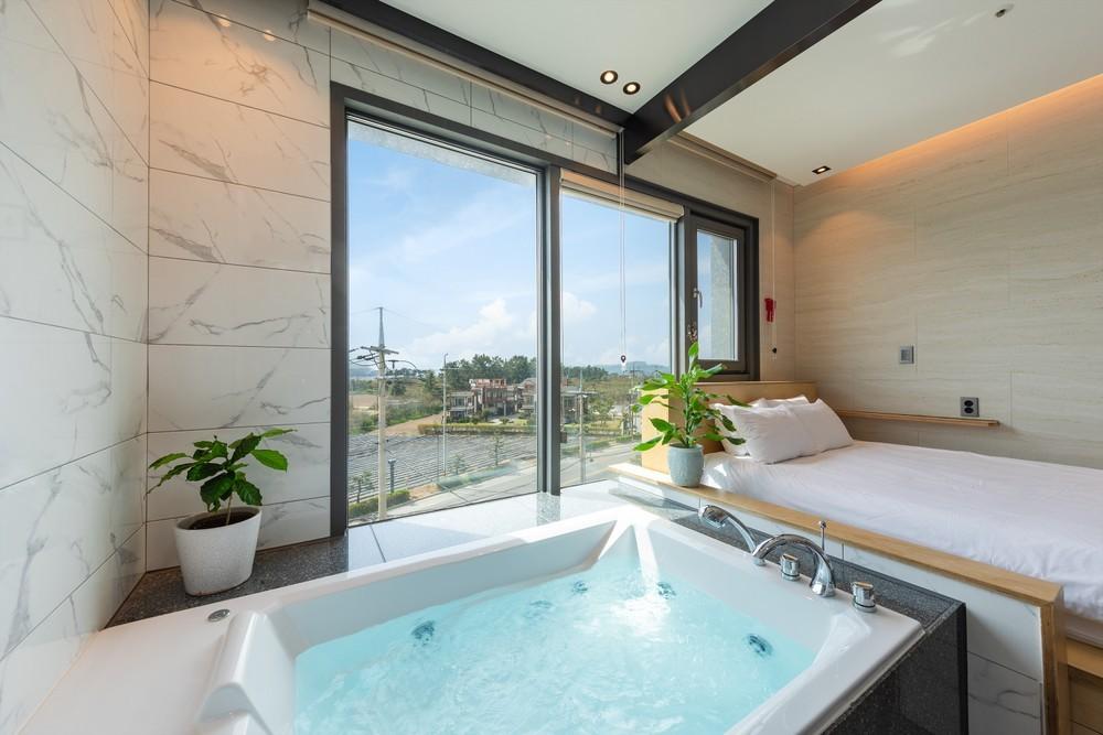 테레인 바이 더블류 펜션 (Gangneung Terrain by W Pension)