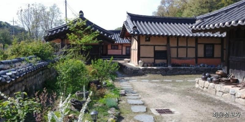 충주 야생화와고택나들이펜션 (Chungju. Real flowers and Taeknadeuli Pension)