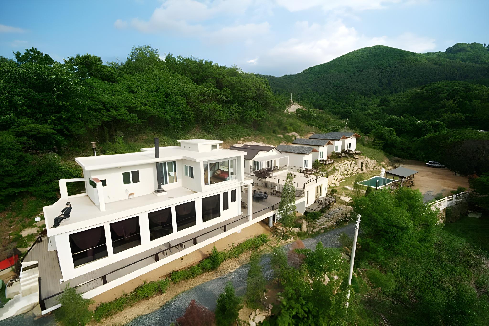 포천 산정호수장발장펜션 (Pocheon Sanjeonghosu Jangbaljang Pension)