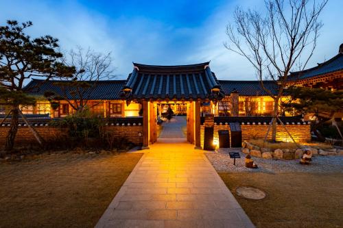 남원 예촌 (NamWon YeChon Traditional Hanok experience facility)