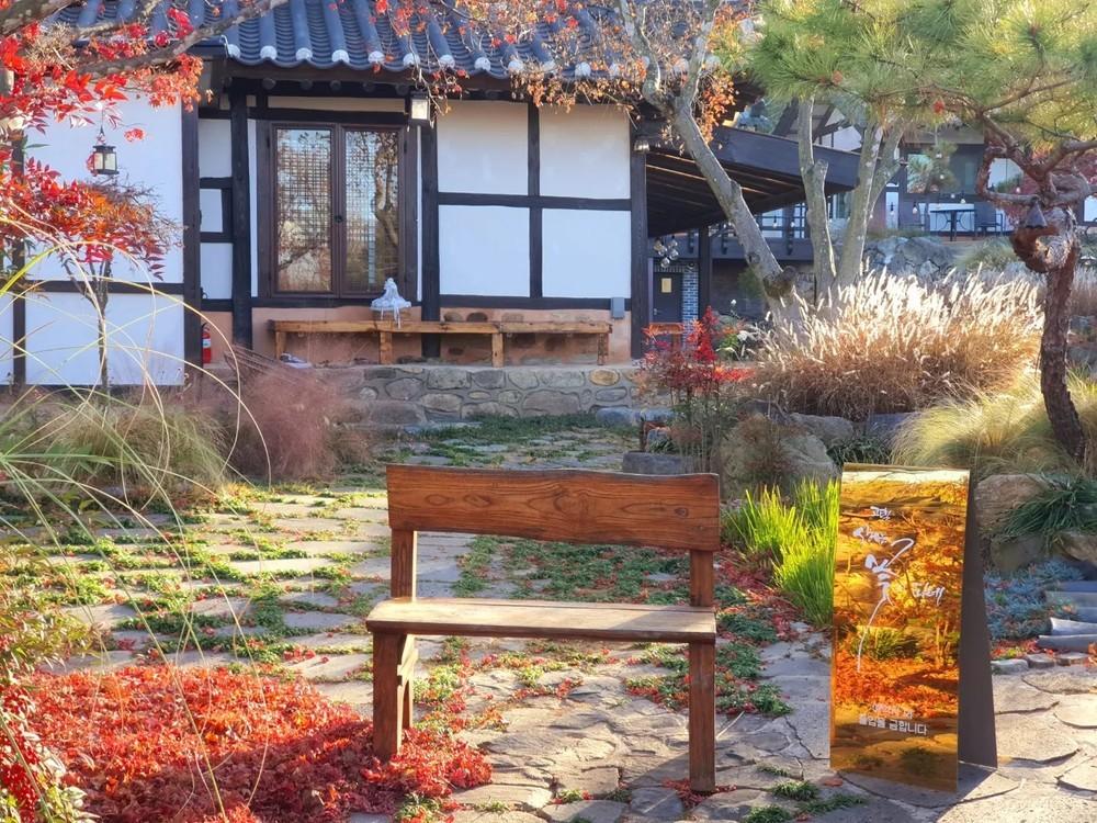고택 산에는 꽃이피네 (Gotaeg Flowers are blooming on the mountain)