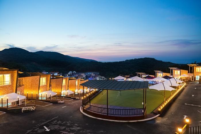 Zephyrus Heated Pool Private Pension