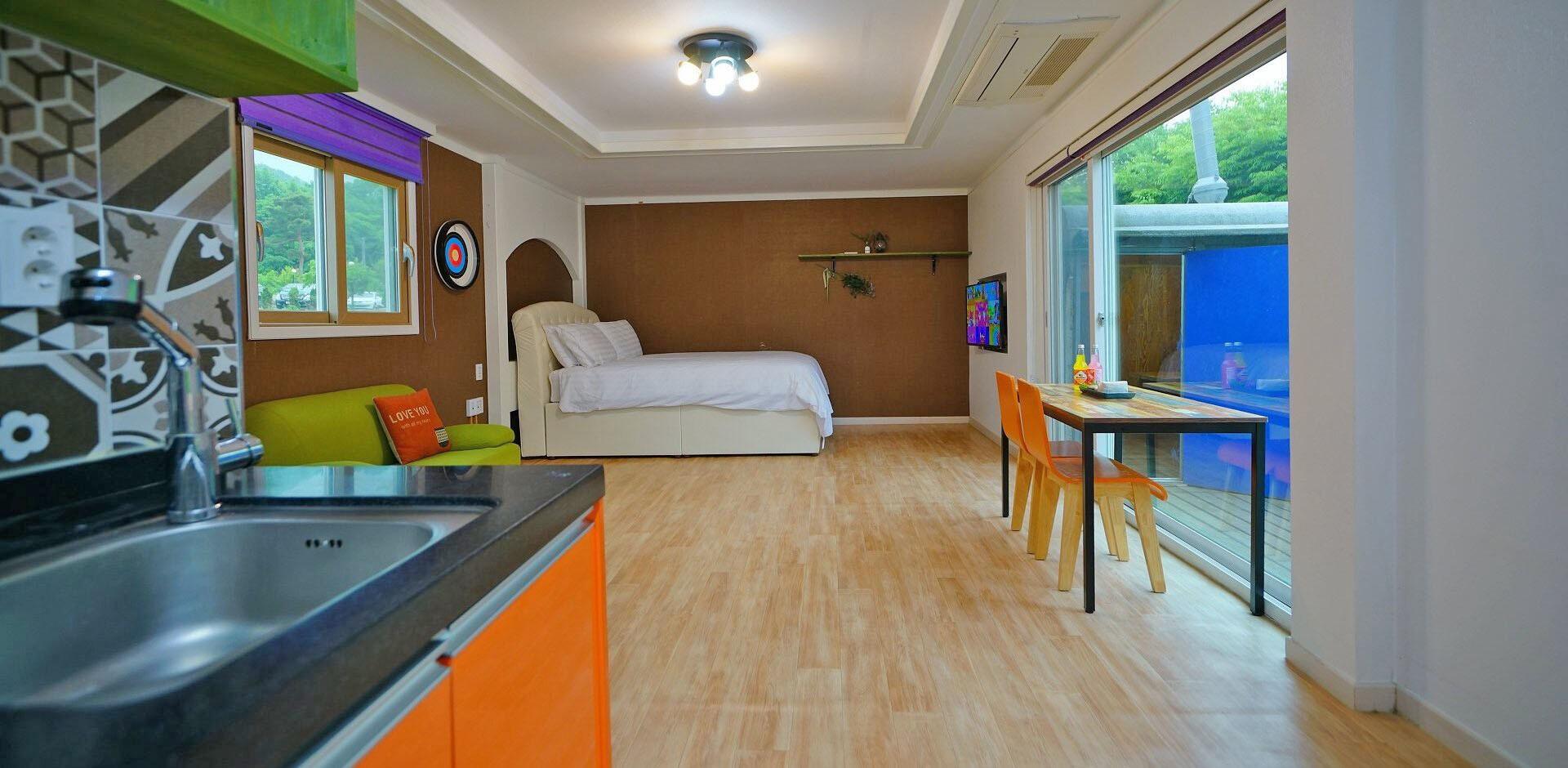 크레파스 펜션 (ceongju keurepaseupensyeon)