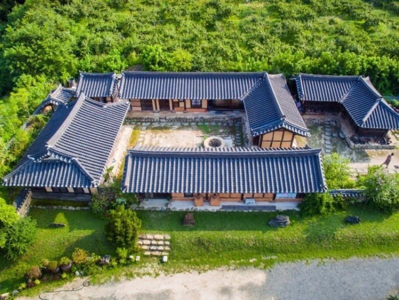 충주 야생화와고택나들이펜션 (Chungju. Real flowers and Taeknadeuli Pension)