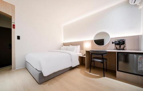 호텔 YAM 상무점 (Hotel Yam Sangmu)