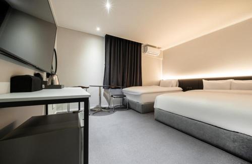 호텔 YAM 상무점 (Hotel Yam Sangmu)