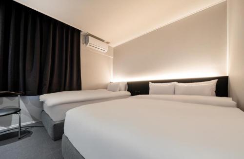 호텔 YAM 상무점 (Hotel Yam Sangmu)