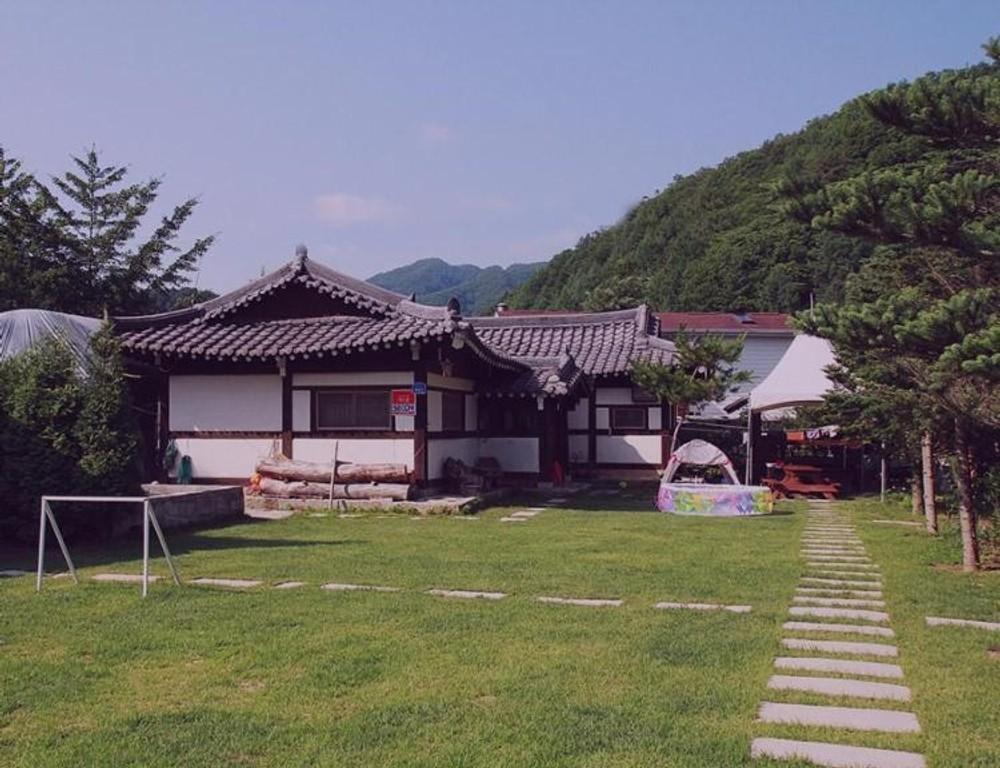 홍천 너른바위 펜션 (Hongcheon Neoreunbawi Pension)