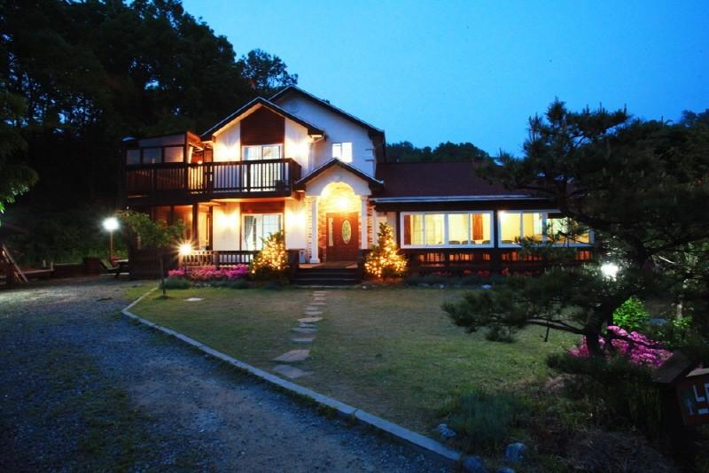 용인 느티나무펜션 (Yongin Neutinamu Pension)